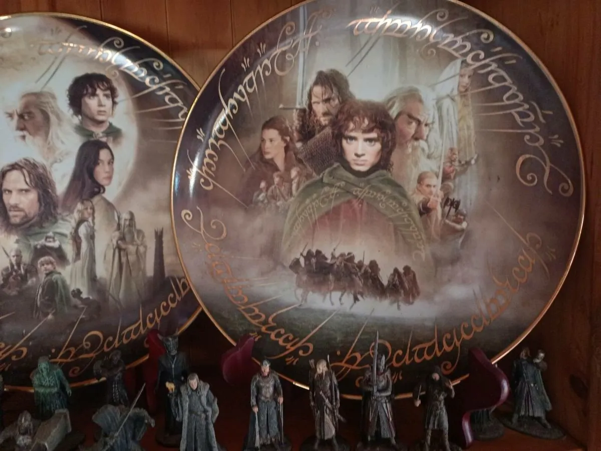Lord of the rings figures and plates - Image 1