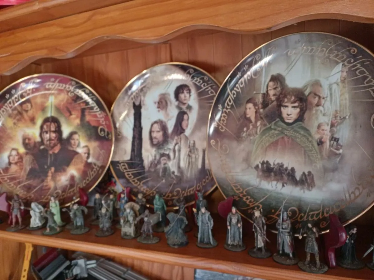 Lord of the rings figures and plates - Image 2