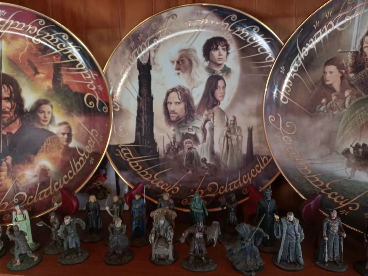 Lord of the rings figures and plates - Image 3