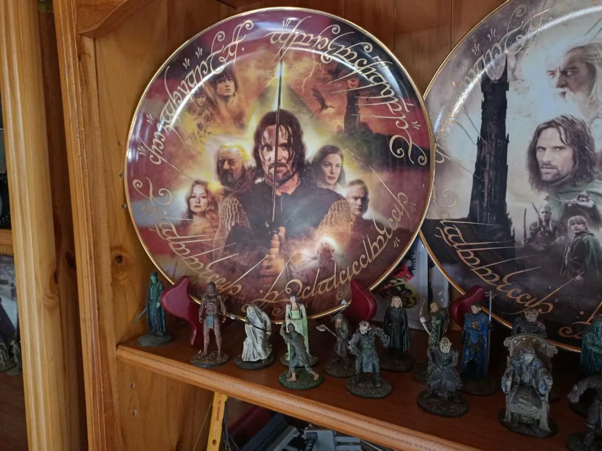 Lord of the rings figures and plates - Image 4