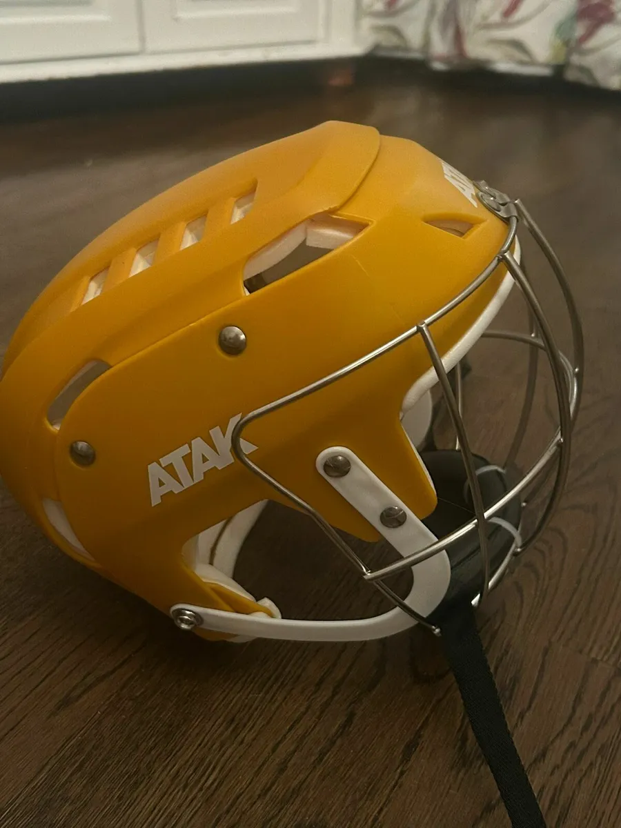 Hurling helmet - Image 4