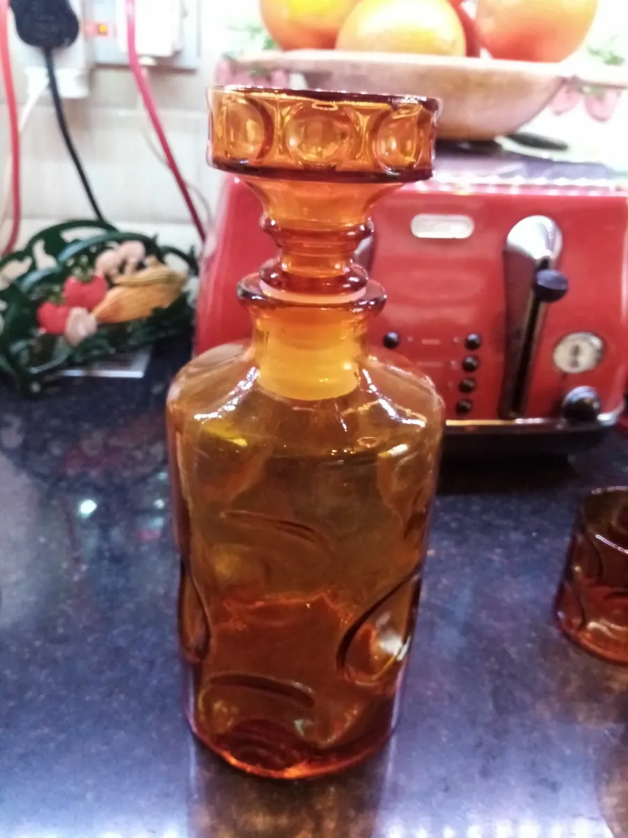 Vintage  decanter and glasses - Image 2