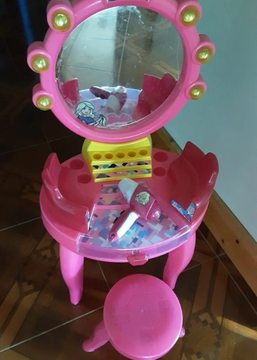 Barbie Dressibg Table & Accessories - Image 1