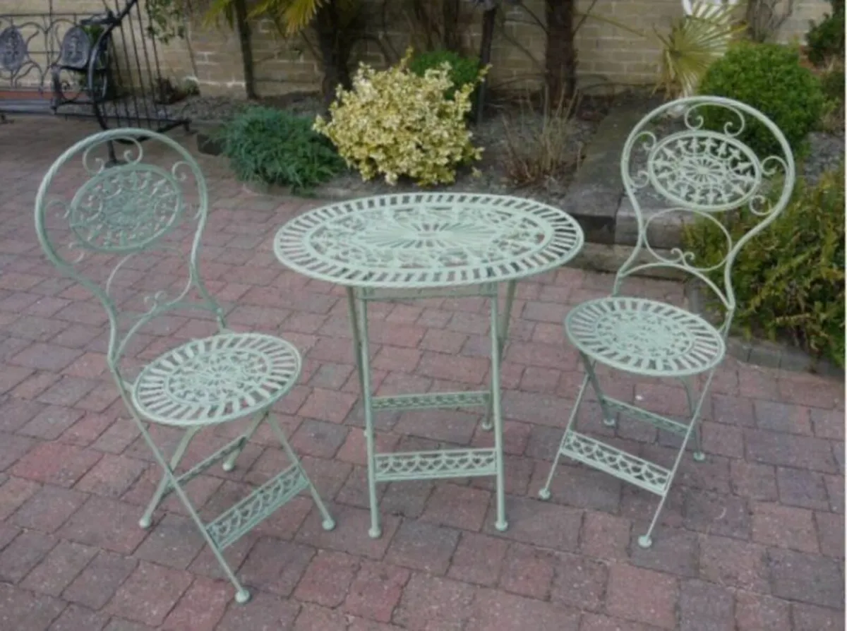 Two Seater Table and Chairs – Oval Green – D1558