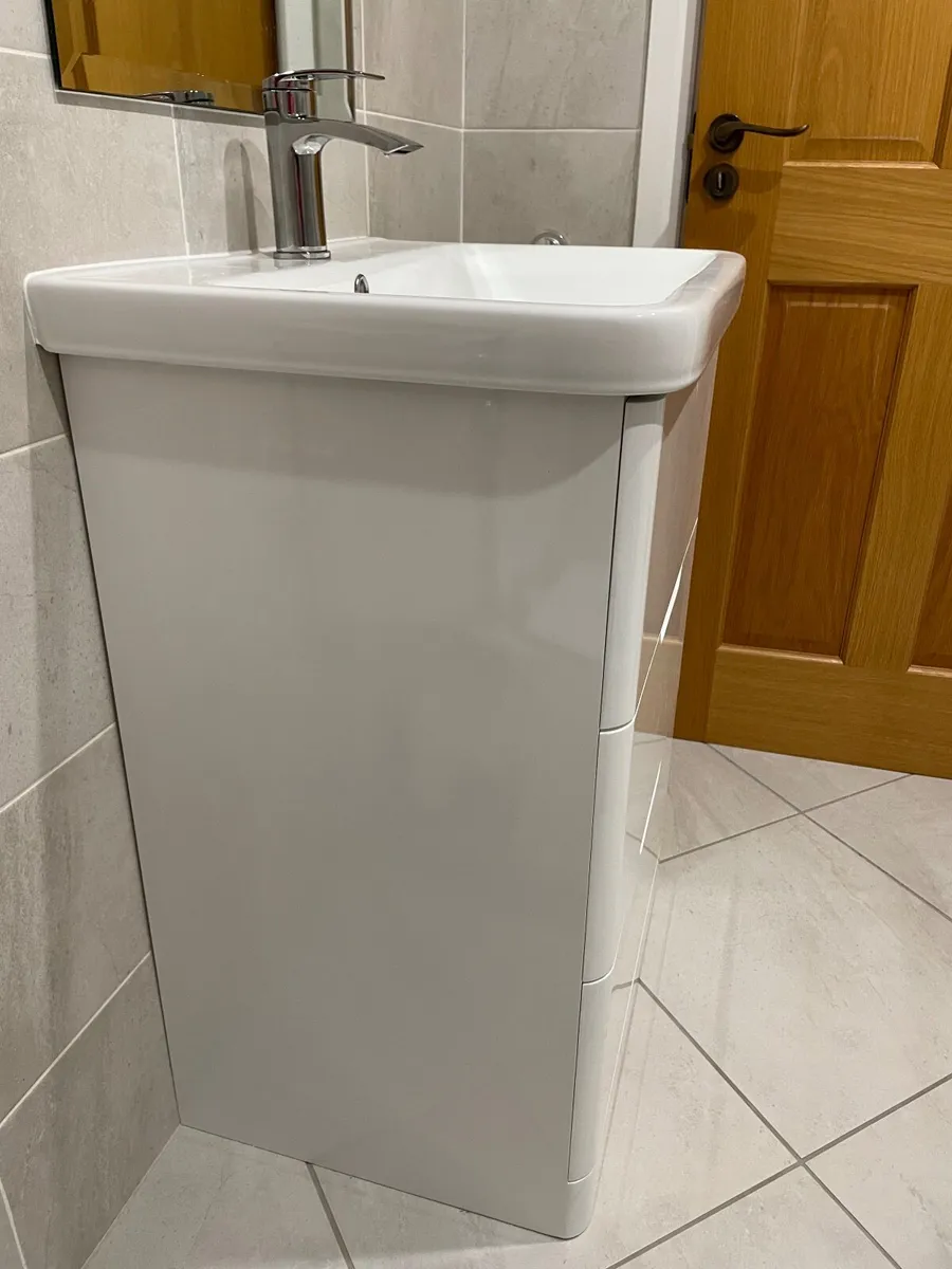 Bathroom unit - Image 4