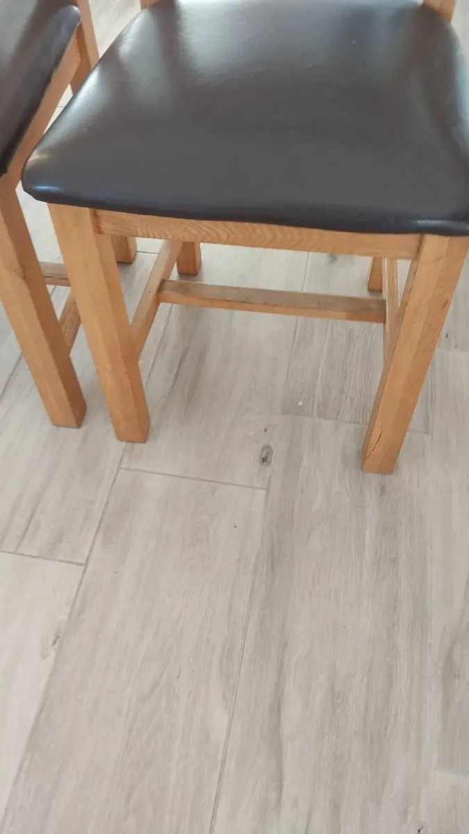 4 (or 6) solid wood chairs with brown leather seat - Image 3