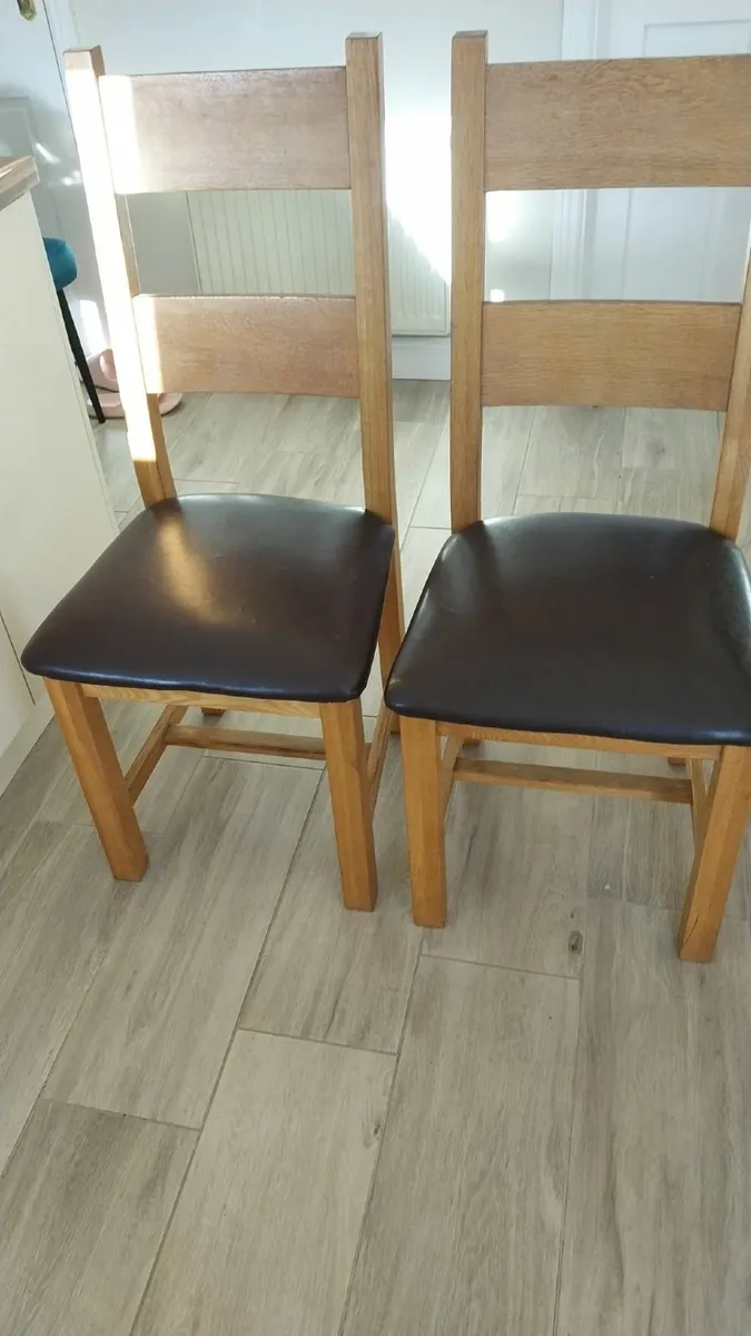 4 (or 6) solid wood chairs with brown leather seat - Image 1