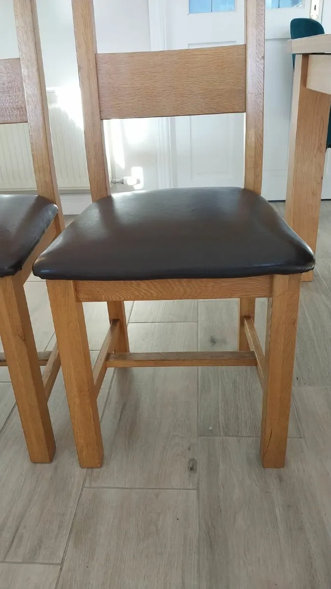 4 (or 6) solid wood chairs with brown leather seat - Image 4