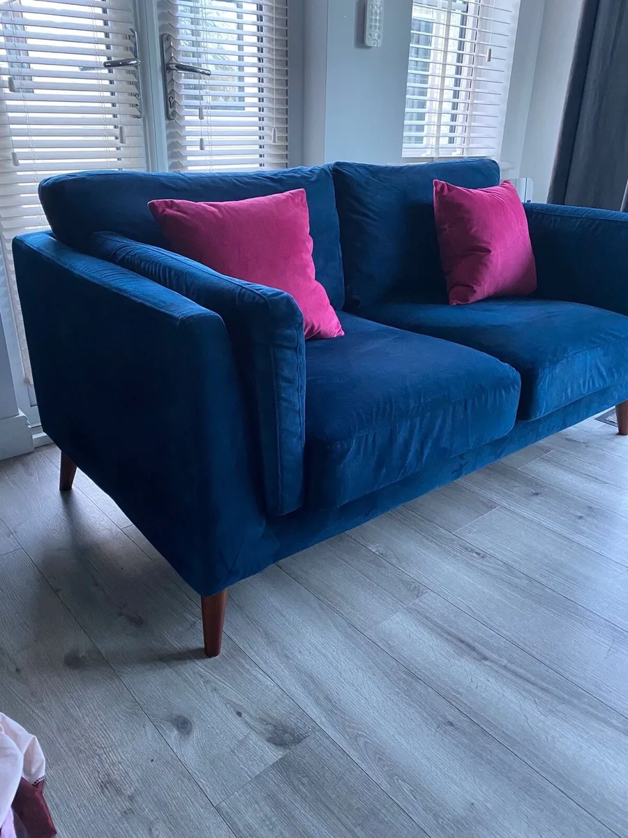 Stunning matching couches - Image 1