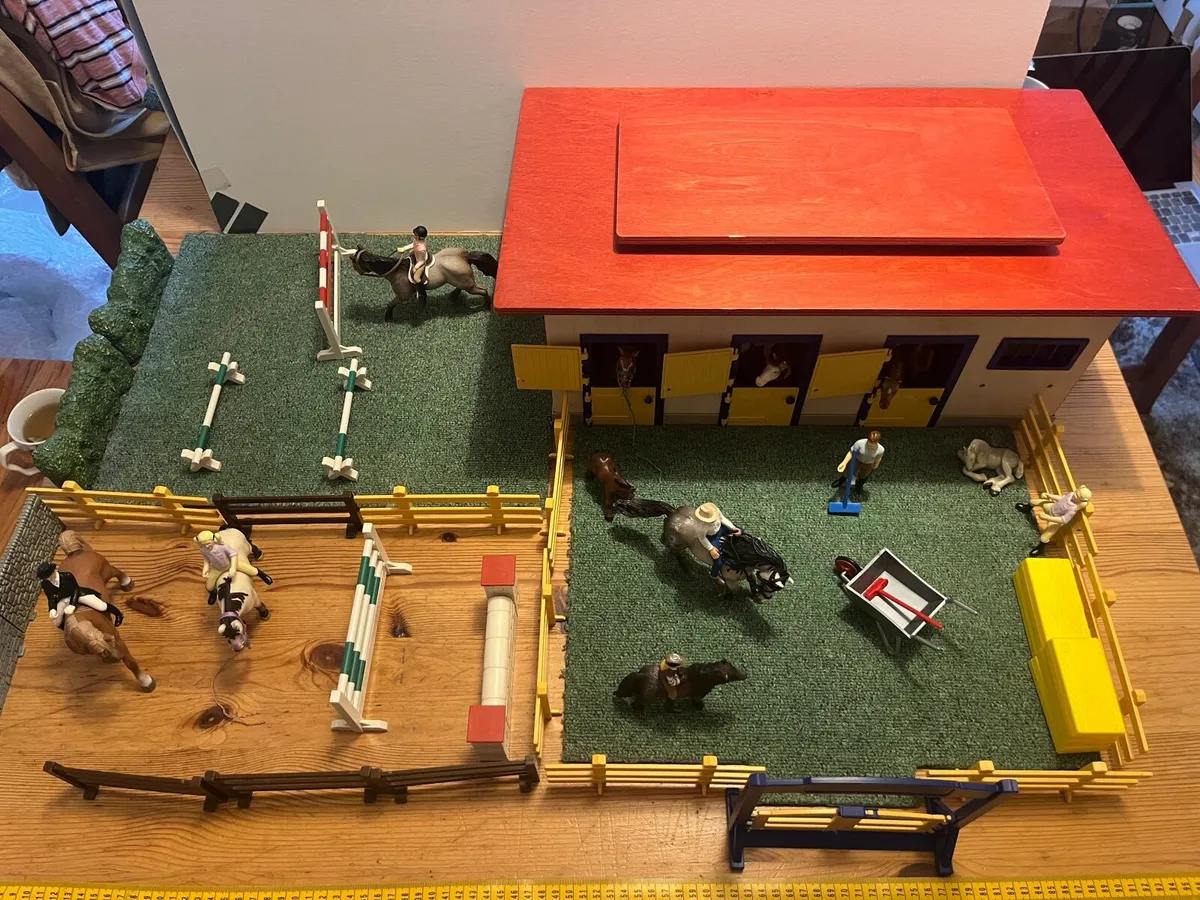 Schleich large wooden stable, horses, etc. - Image 1