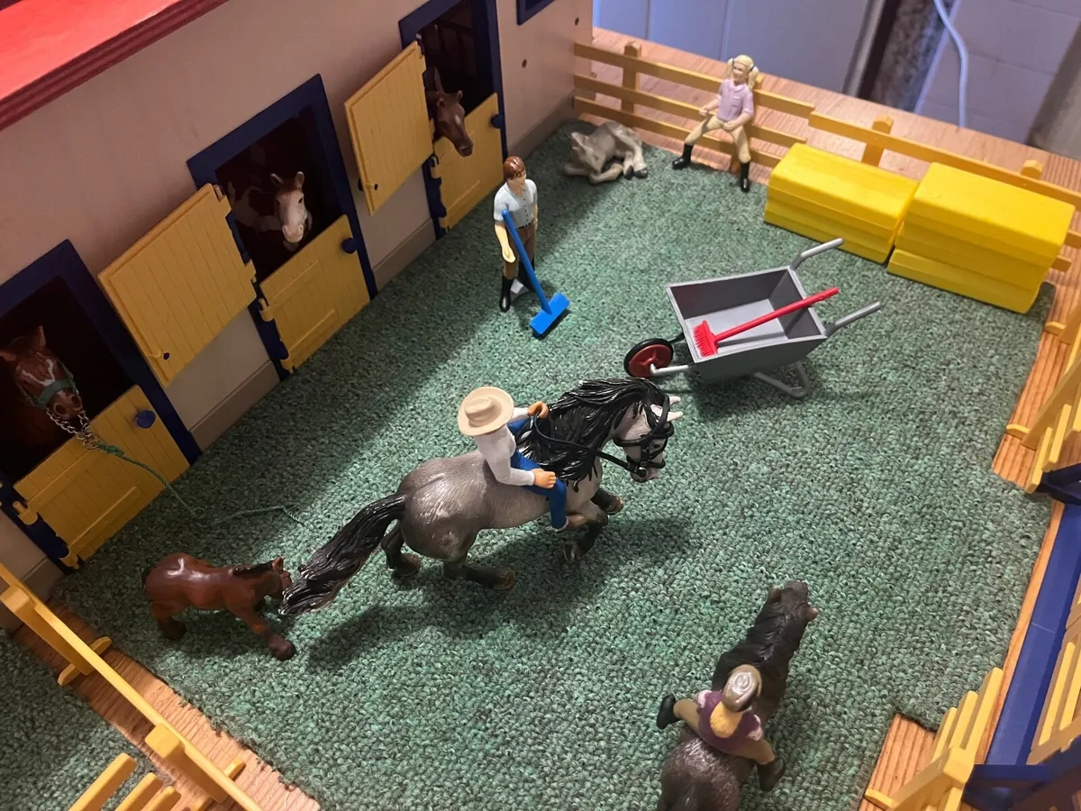 Schleich large wooden stable, horses, etc. - Image 4