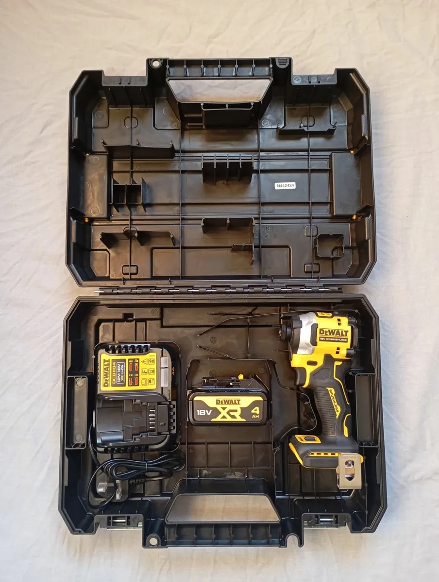 DeWalt dcf850 Impact Driver Set - Image 1