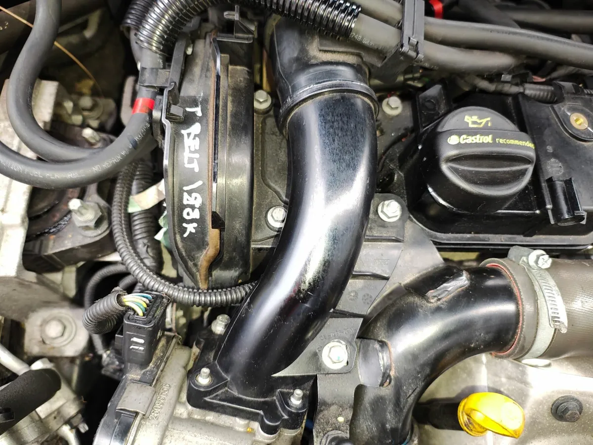 Volvo V40 D2 1.6L economic diesel hatchback - Image 1