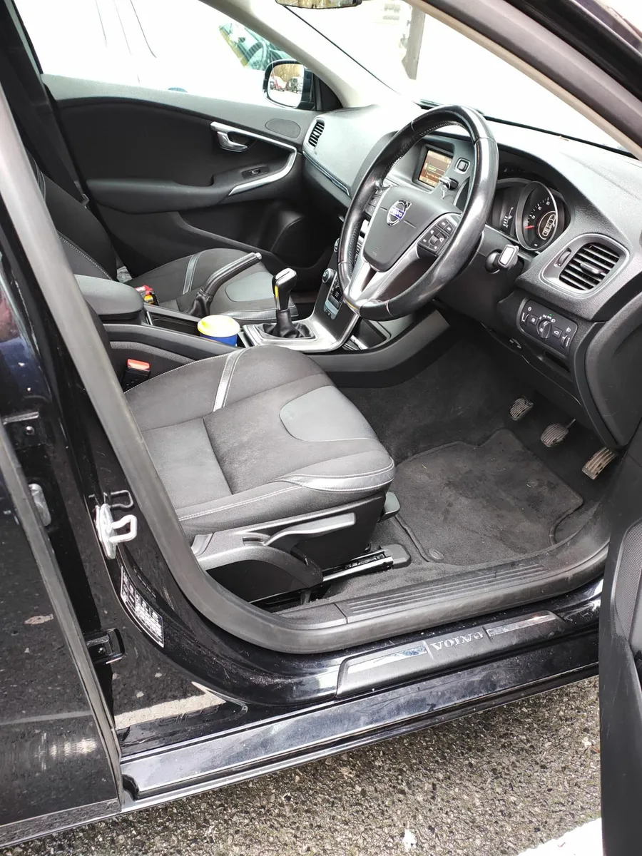 Volvo V40 D2 1.6L economic diesel hatchback - Image 2