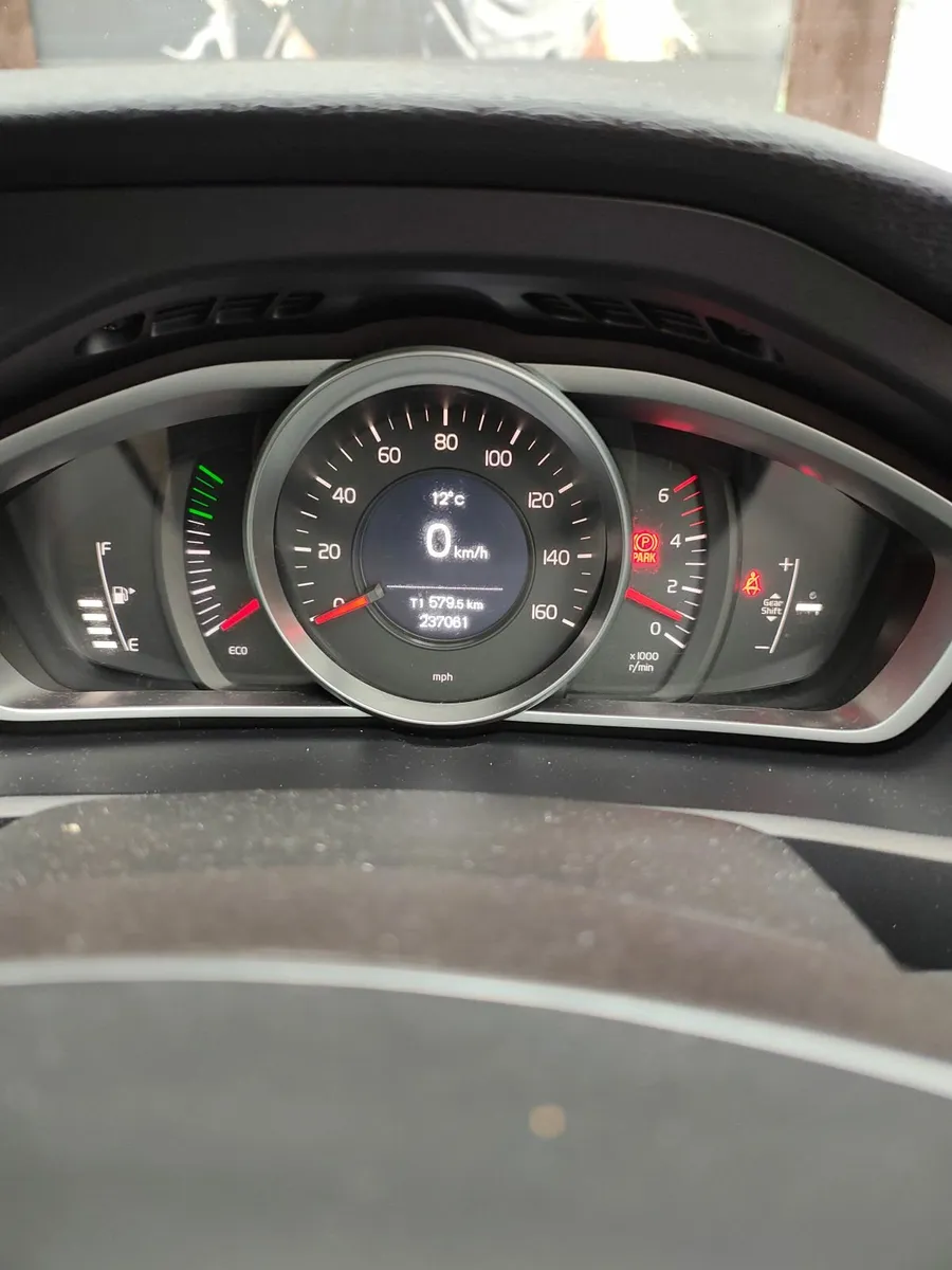 Volvo V40 D2 1.6L economic diesel hatchback - Image 3