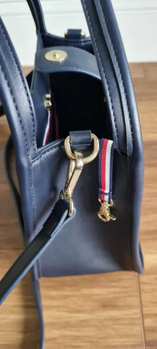 Rarely used original Tommy Hilfiger hand/shoulder - Image 2