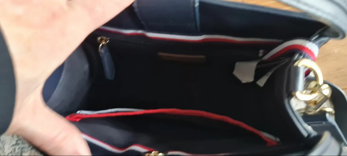 Rarely used original Tommy Hilfiger hand/shoulder - Image 4