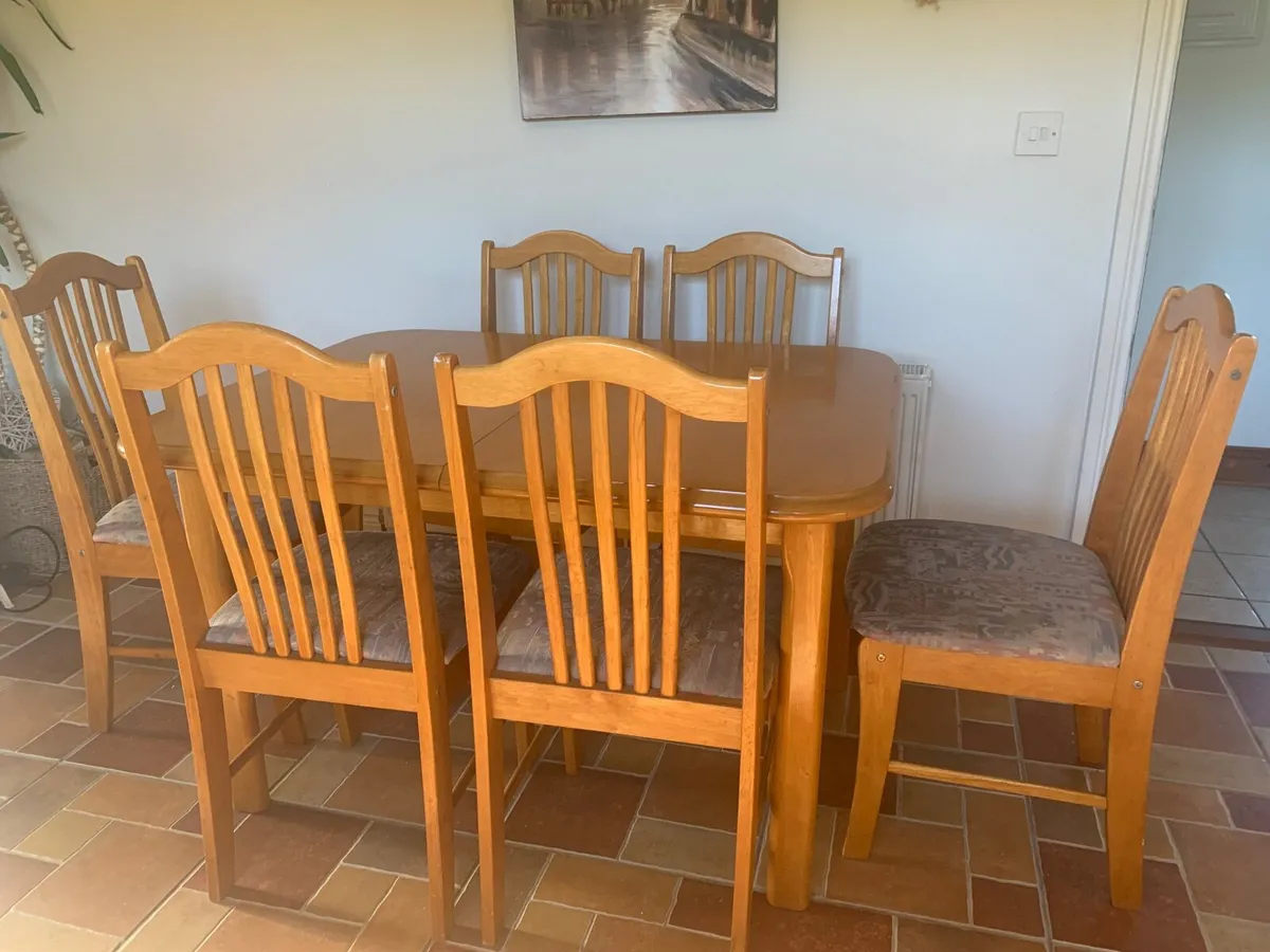 Table and chairs - Image 2