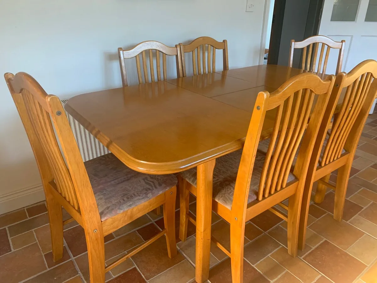 Table and chairs - Image 1