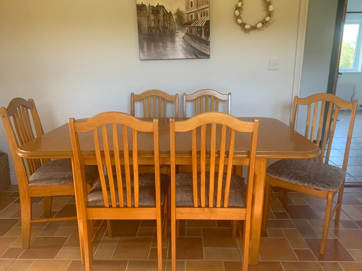 Table and chairs - Image 3