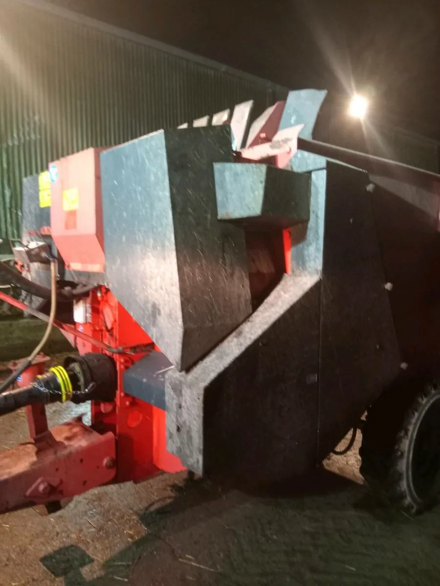 Straw blower - Image 1