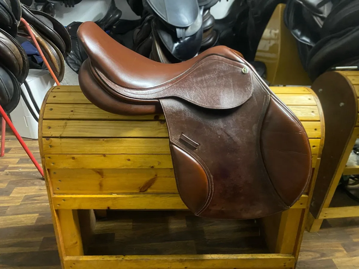 Leather saddle  fusion 17.5 medium wide jump - Image 1