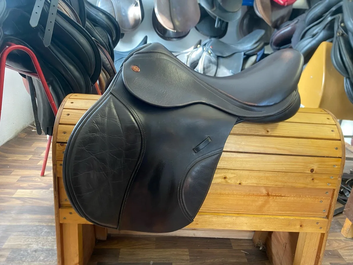 Leather saddle  adjustable Kent and master 17.5 - Image 1