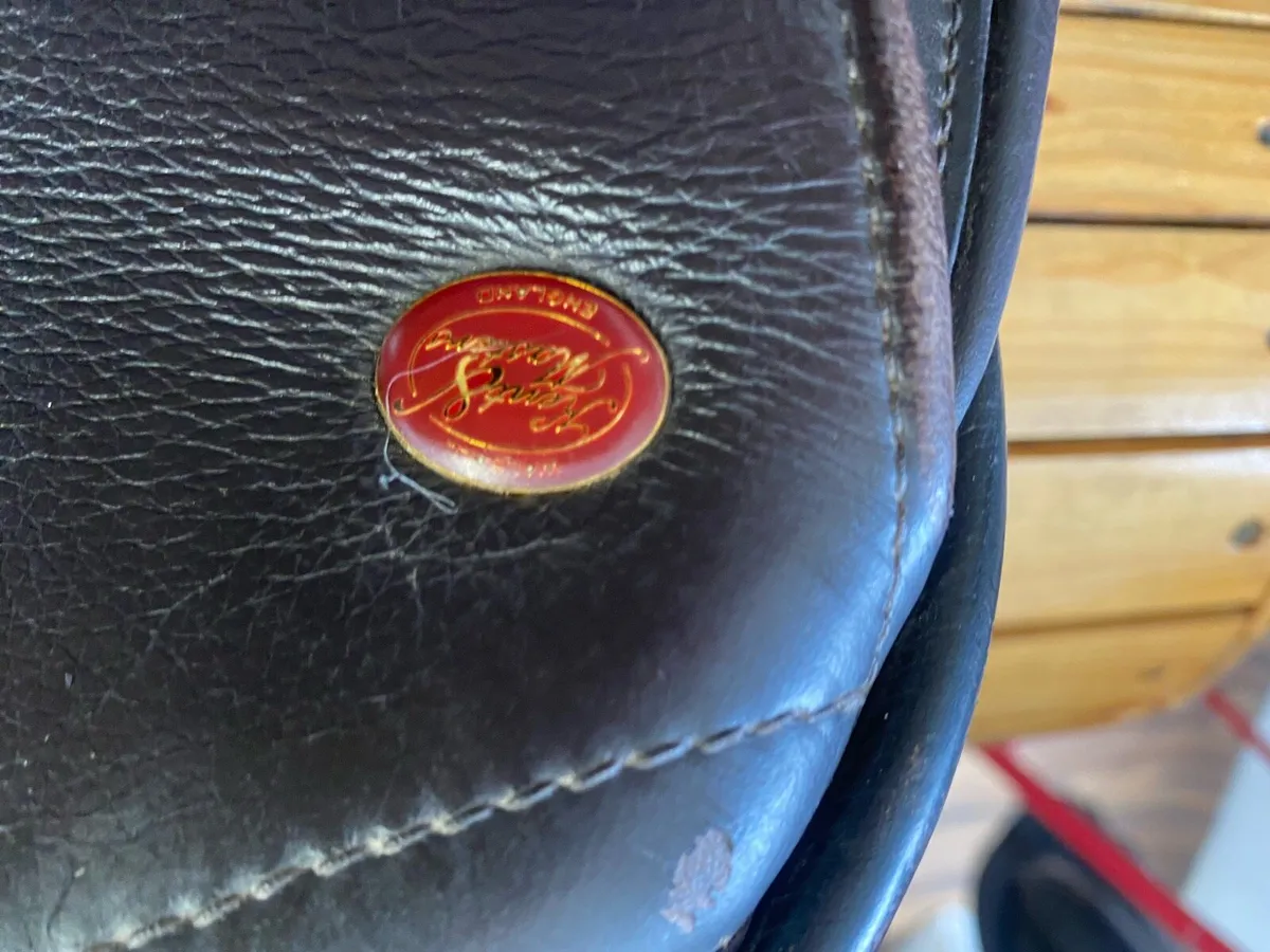 Leather saddle  adjustable Kent and master 17.5 - Image 3
