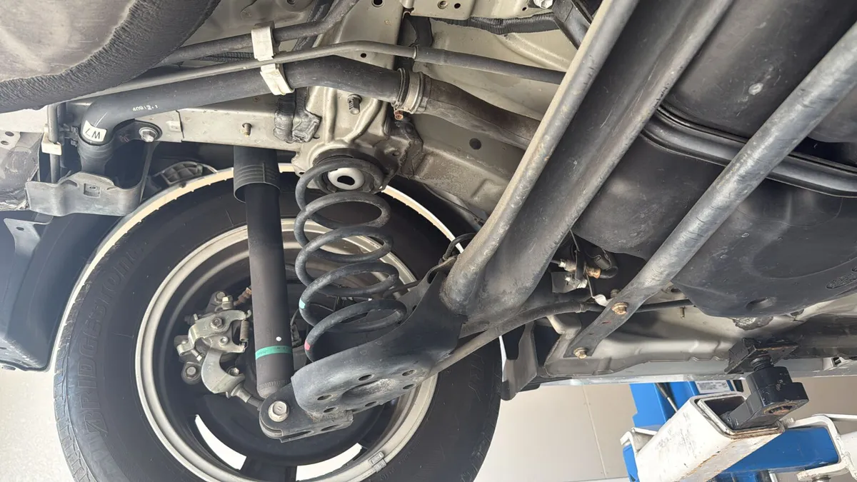 Toyota prius 2014 silver - Image 2