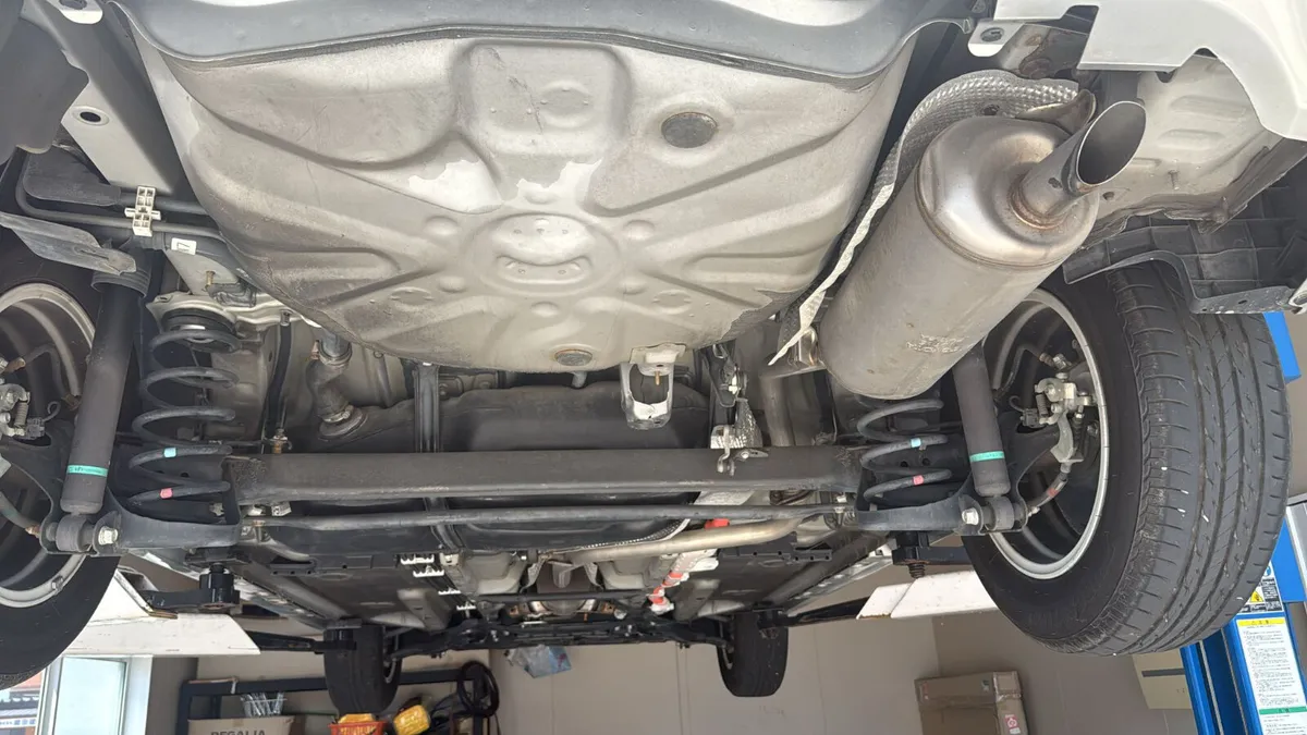 Toyota prius 2014 silver - Image 3