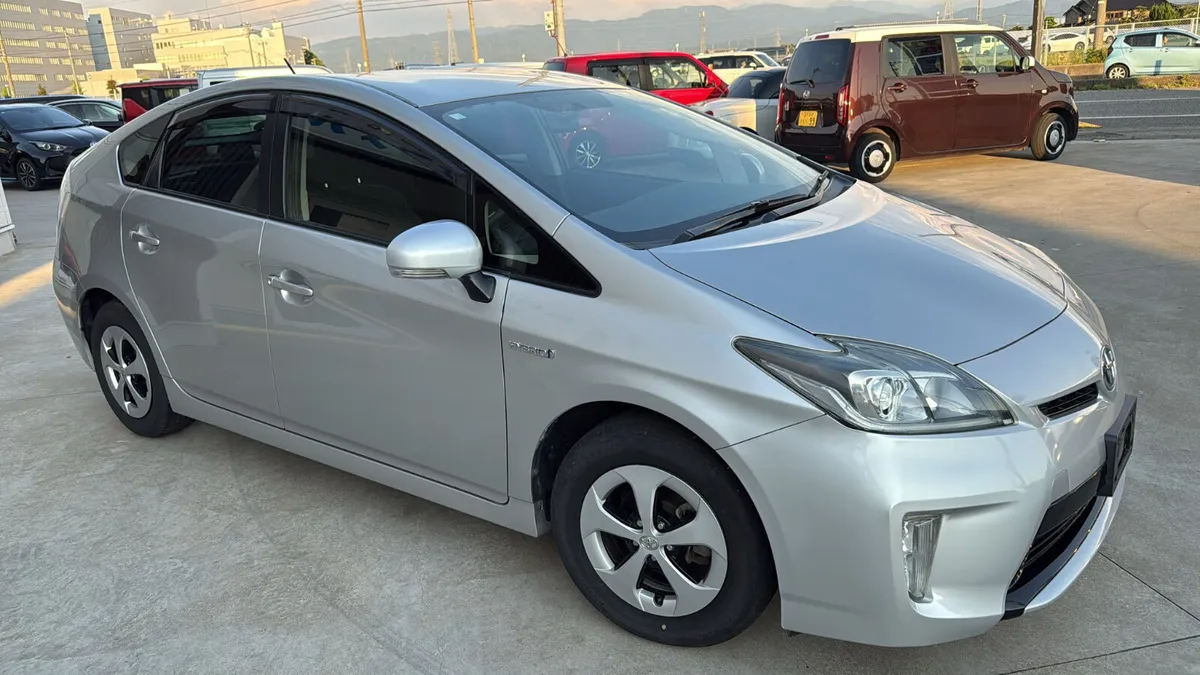 Toyota prius 2014 silver - Image 4