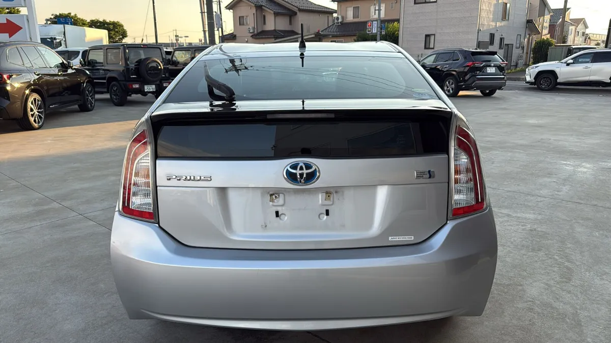 Toyota prius 2014 silver - Image 1