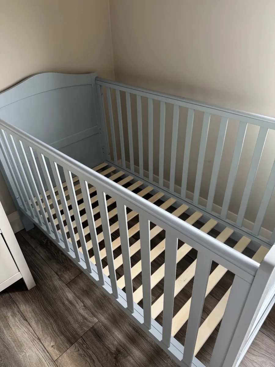 Light Grey/ Cotbed with mattress - Image 4