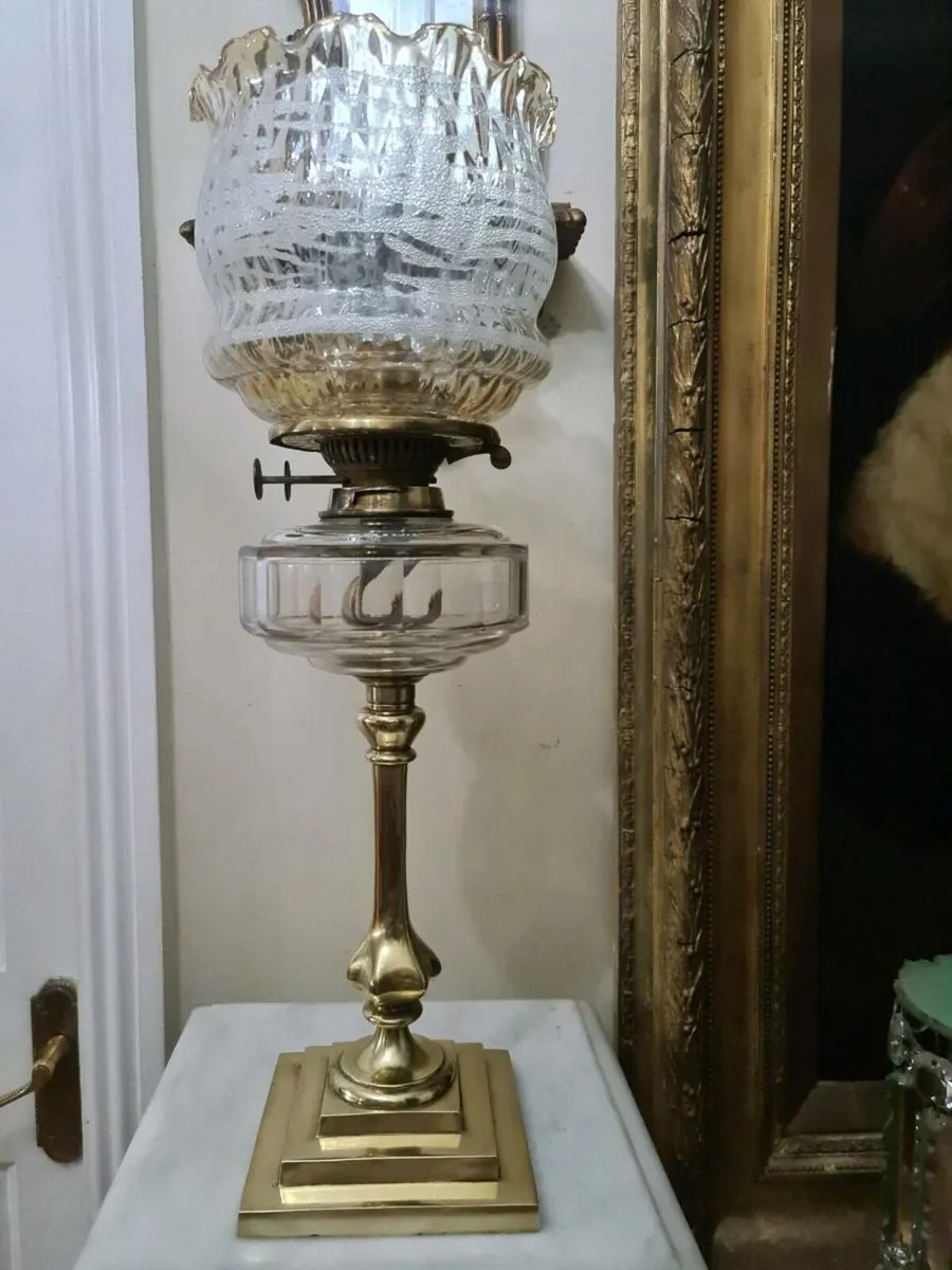 Antique brass oil lamp POSTAGE AVAILABLE - Image 1