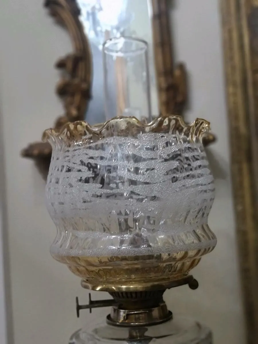 Antique brass oil lamp POSTAGE AVAILABLE - Image 2