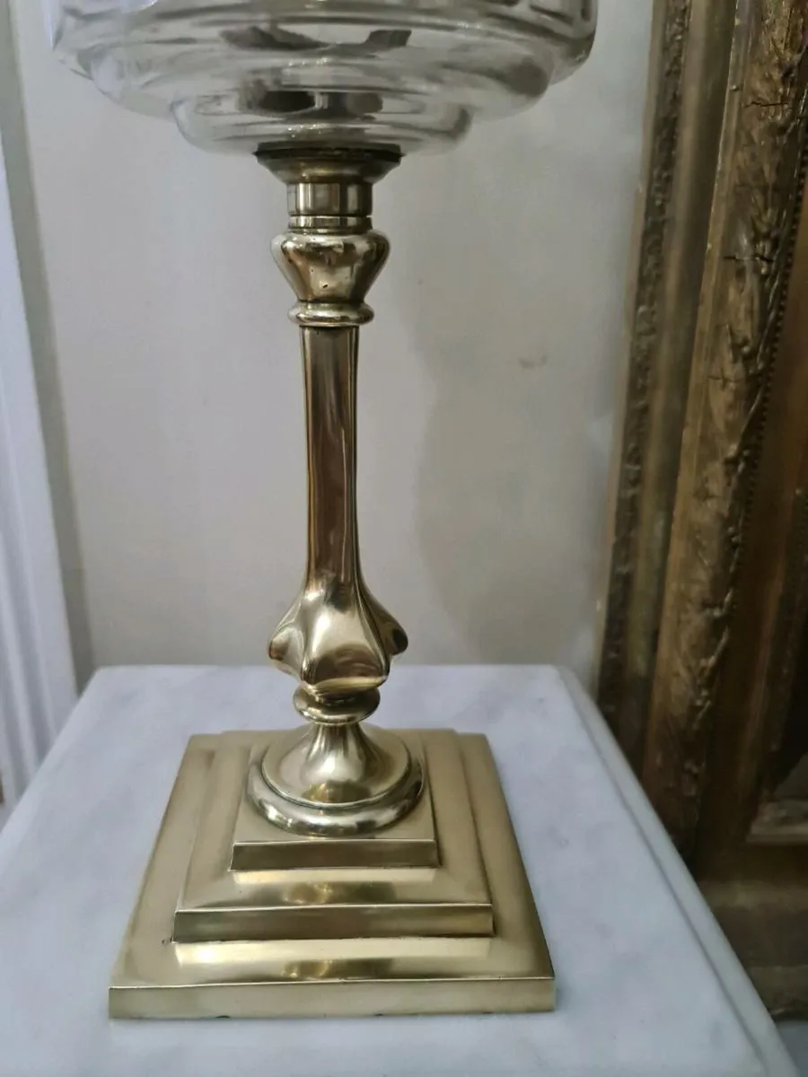 Antique brass oil lamp POSTAGE AVAILABLE - Image 3