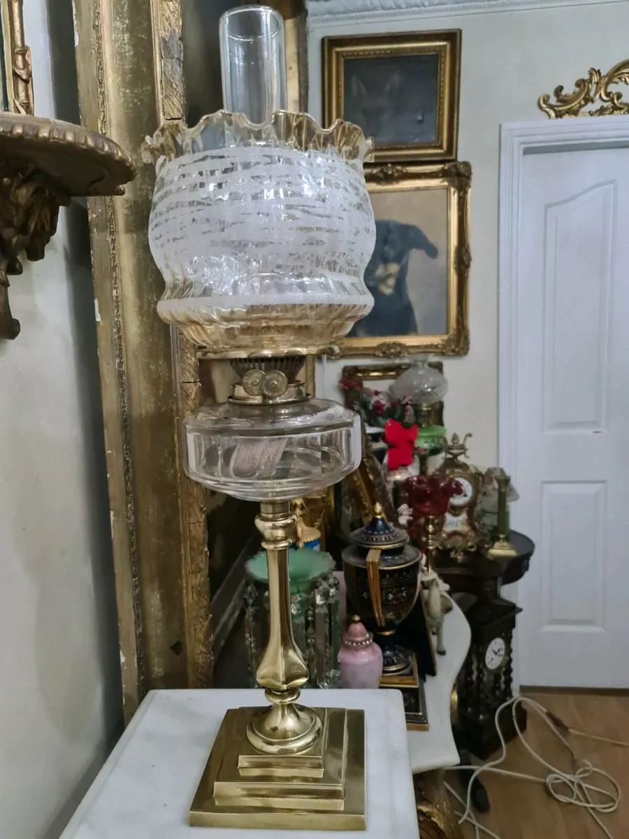 Antique brass oil lamp POSTAGE AVAILABLE - Image 4