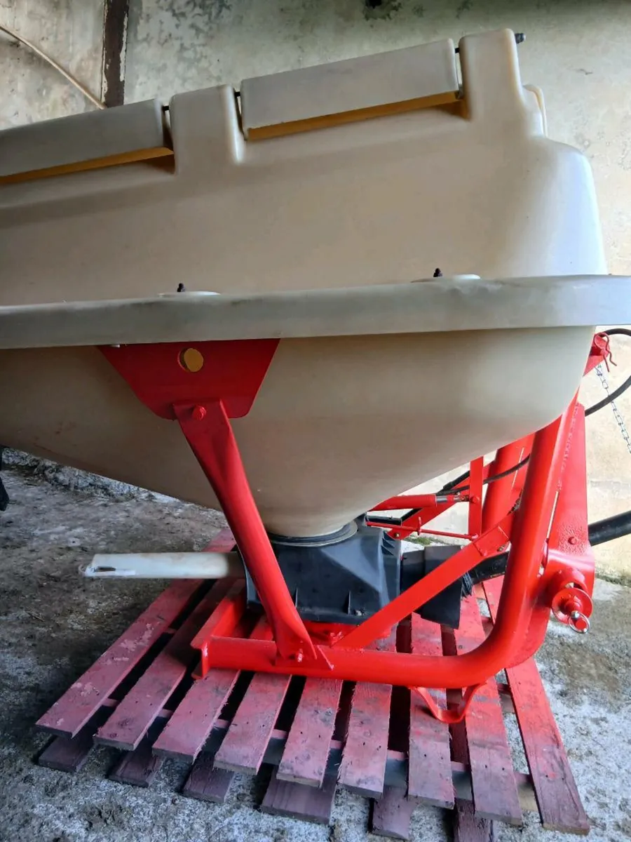Fertiliser spreader - Image 4