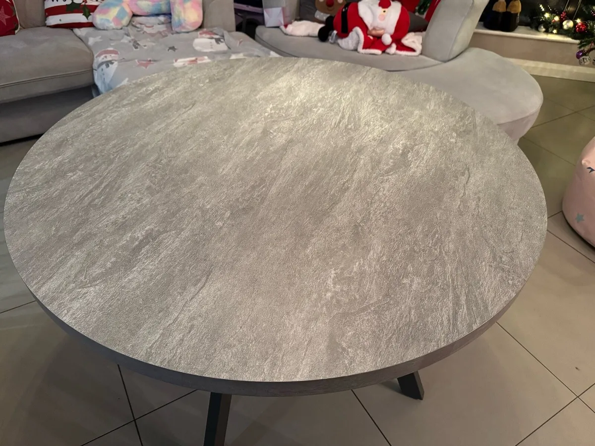 Round dining table - Image 1