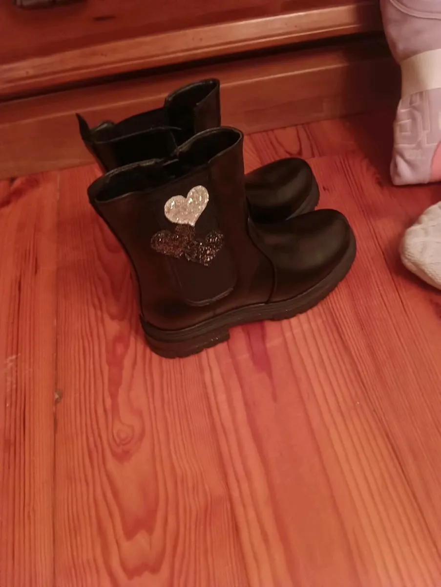 Beautiful girls set new clothing 25 lot - Image 4