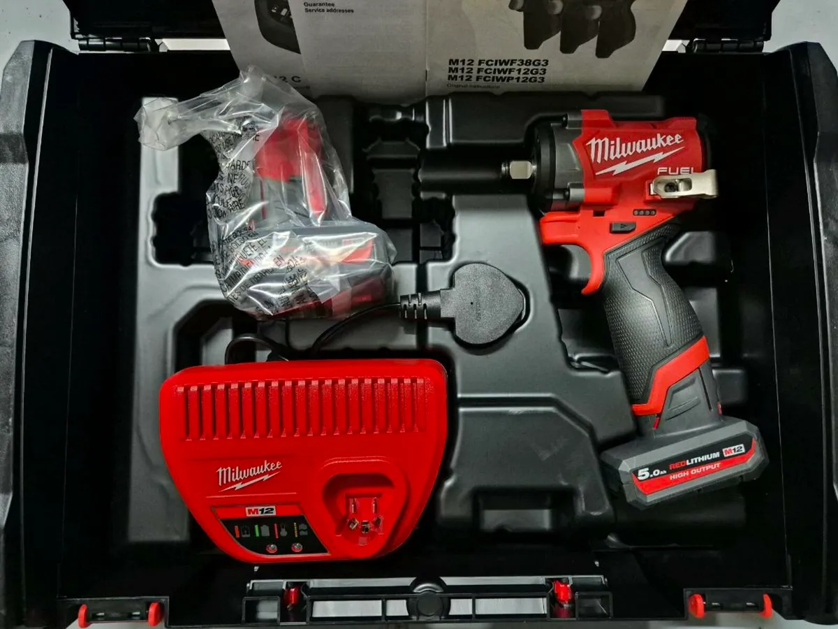 Milwaukee M12 Fuel 1/2' Stubby Impact Wrench Kit - Image 1