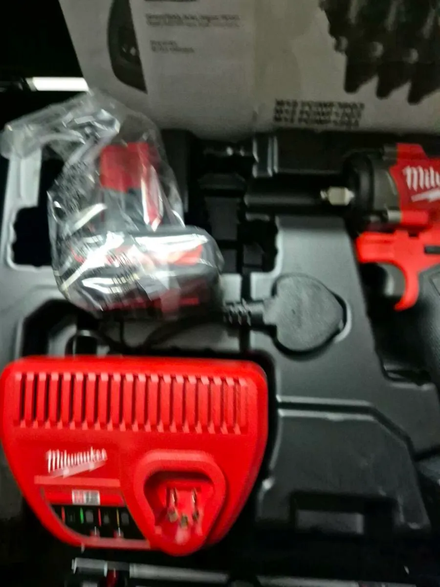 Milwaukee M12 Fuel 1/2' Stubby Impact Wrench Kit - Image 3