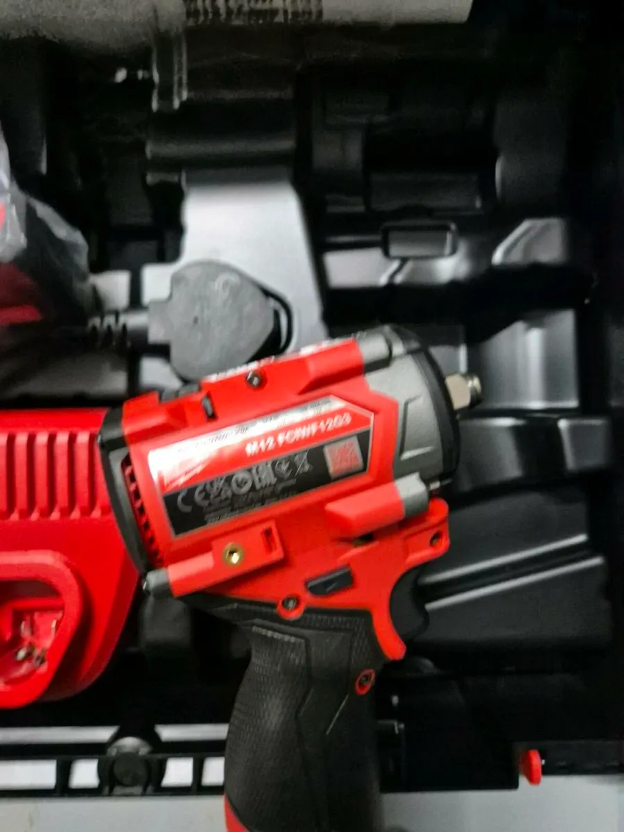 Milwaukee M12 Fuel 1/2' Stubby Impact Wrench Kit - Image 4