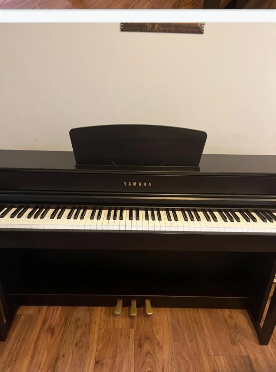 YAMAHA Clavinova CLP735 Digital Piano - Image 2