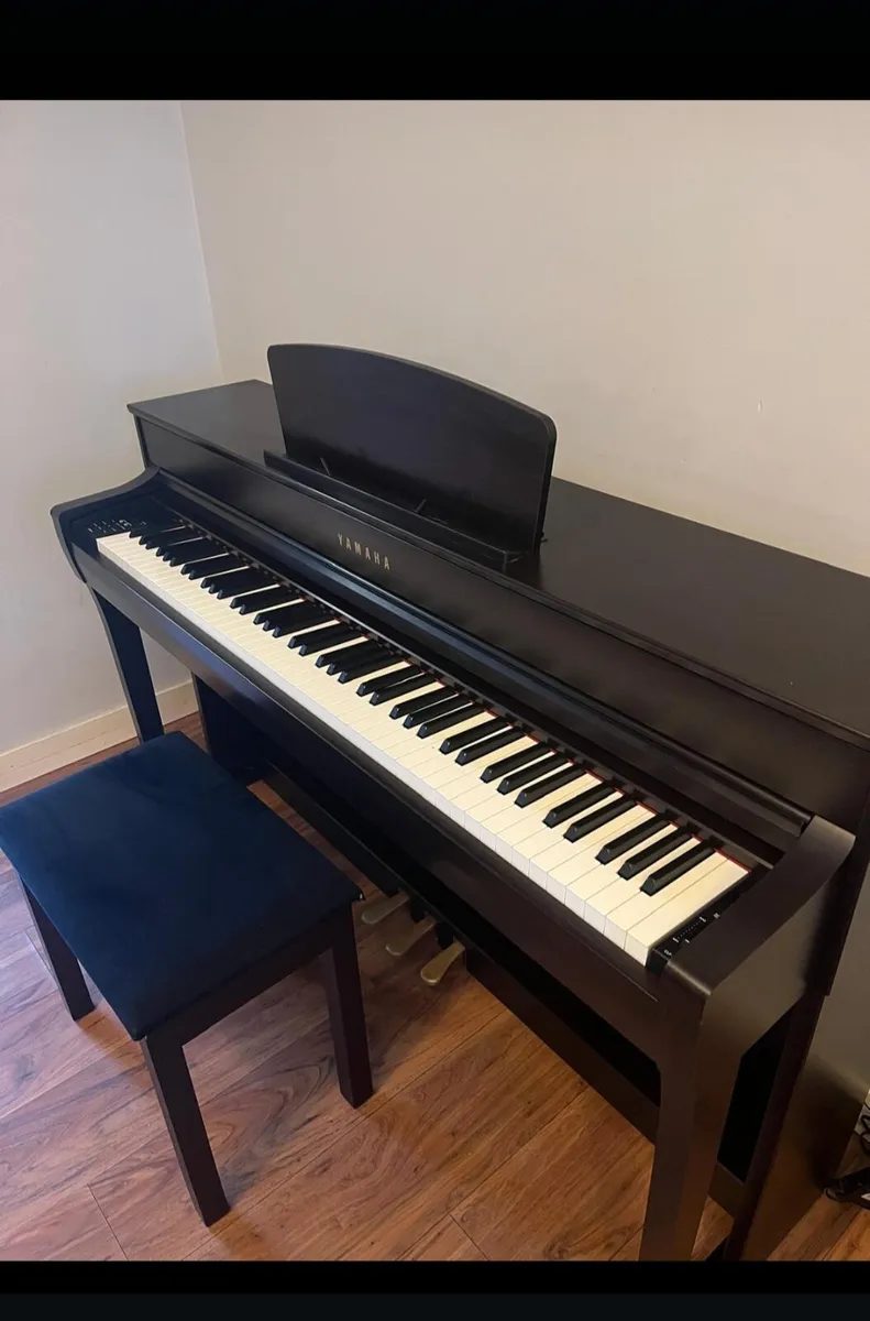 YAMAHA Clavinova CLP735 Digital Piano - Image 3