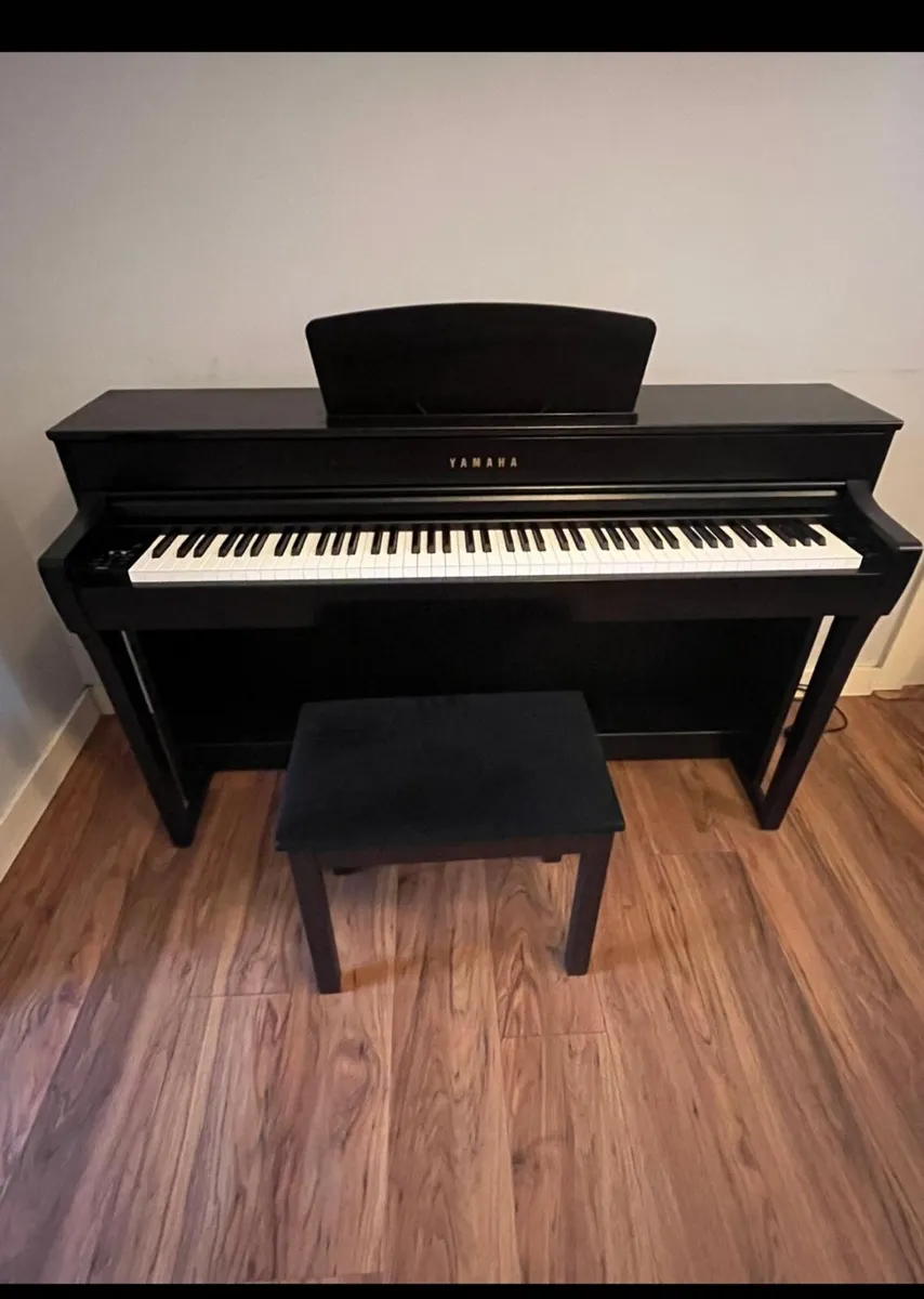 YAMAHA Clavinova CLP735 Digital Piano - Image 4