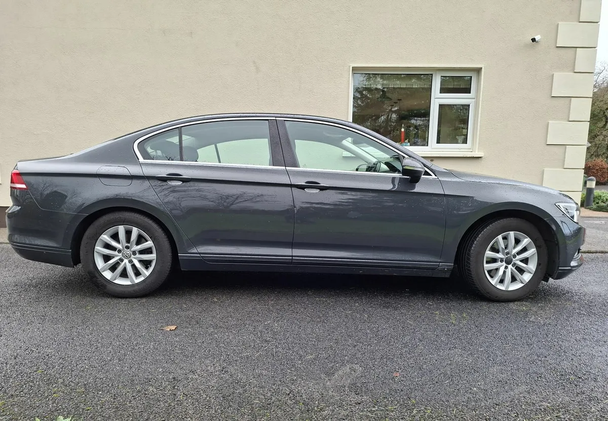 Volkswagen Passat 2015 - Image 2