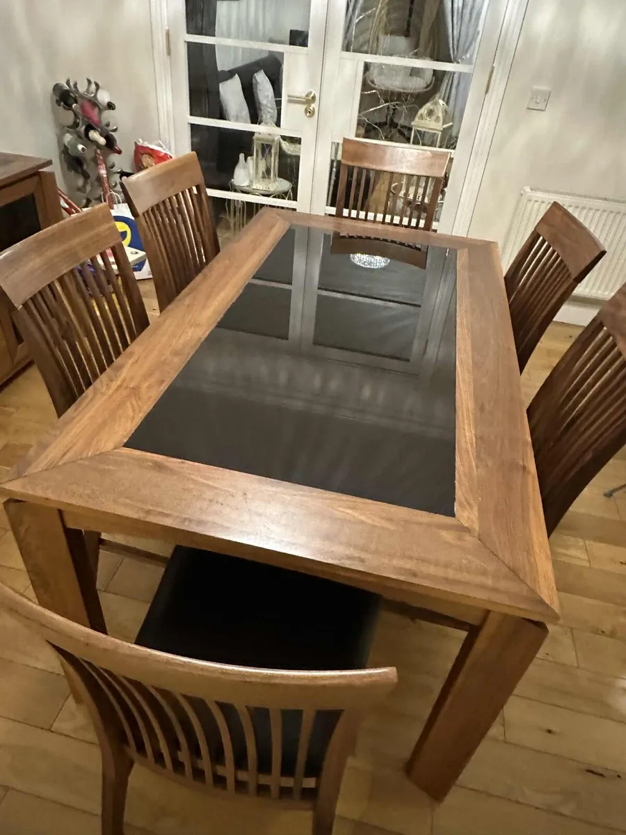 Table and chairs (solid oak) with matching sideb - Image 1