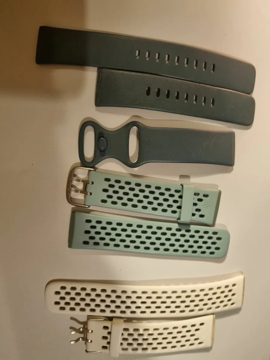 Fitbit Versa 4 replacement straps - Image 1