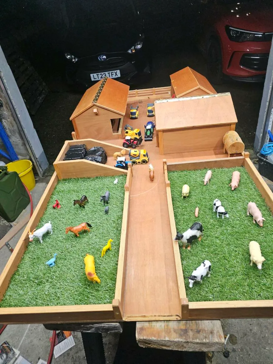 Wooden play farm - Image 1
